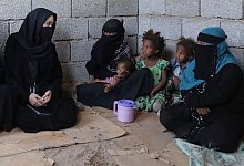 Hollywood-Schauspielerin und UN-Sonderbotschafterin Angelina Jolie (l) unterhält sich mit vertriebenen jemenitischen Frauen in Al Kandam. - Marwan Tahtah/UNHCR via AP/dpa