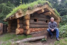 Christian Sch&uuml;rmann hat den Schweinestall aus dicken St&auml;mmen gebaut. Die massive Bauweise ist notwendig, weil Schweine neugierig und hartn&auml;ckig sind. Das Dach besteht aus Grassoden.&nbsp; - Karl Banghard