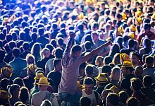 Ausgebuchte Konzerte und Events wirken nach zwei Jahren Pandemie wie eine R&uuml;ckkehr zur Normalit&auml;t. Wirtschaftlich sieht es f&uuml;r die Branche jedoch weniger rosig aus. - Andreas Arnold/dpa