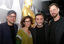 Mit dem Oscar: (v. l.) Ansgar Frerich, Eva Kemme, Talal Derki und Tobias N. Siebert. - Ansgar Frerich