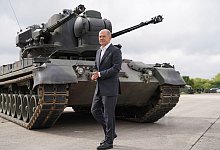 Bundeskanzler Olaf Scholz Ende August bei einem Besuch auf dem Truppenübungsplatz Putlos in Schleswig-Holstein, wo ukrainische Soldaten am Flugabwehrkanonenpanzer Gepard ausgebildet werden. - Marcus Brandt/dpa