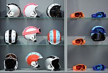 Skihelme liegen bei Sportartikelmesse ispo in einem Regal - Andreas Gebert/dpa/dpa-tmn
