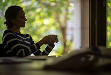 Frau nimmt sich im B&uuml;ro eine kleine Auszeit - Klaus-Dietmar Gabbert/dpa-tmn