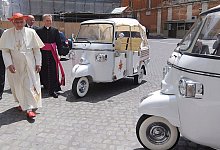 Papst Benedikt XVI. mit Piaggio Ape - Monteforte/Ansa/epa/Pool/dpa