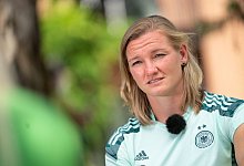 DFB-Torjägerin Alexandra Popp spricht sich für Grundgehälter im Frauenfußball aus. - Sebastian Gollnow/dpa