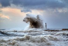 Wellenbrecher - Foto: Owen Humphreys/PA Wire/dpa