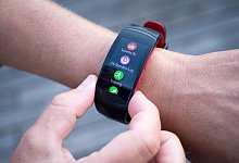 Samsungs Fitness-Tracker Gear Fit2 - Foto: Alexander Heinl/dpa-tmn