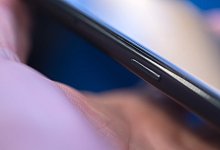 Assistant-Knopf am Nokia 3.2 - Foto: Andrea Warnecke/dpa-tmn