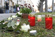 Blumen am Tatort - Foto: Georgios Kefalas/KEYSTONE/dpa