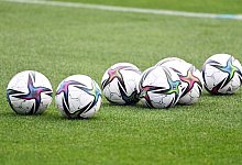 Spielb&auml;lle liegen auf dem Rasen. - Swen Pf&ouml;rtner/dpa/Symbolbild