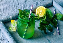 Trinkhalm aus Papier in einer Zitronen-Minz-Limonade - Aileen Kapitza/minzgruen.com/dpa-tmn