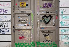 Eine Haustür ist mit Graffiti beschmiert - Monika Skolimowska/dpa/dpa-tmn