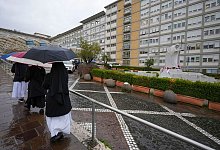 Papst Franziskus im Krankenhaus - Andrew Medichini/AP/dpa