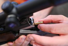 Munitionspatronen und Jagdgewehr - Marius Bulling/dpa