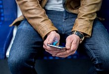 Smartphone-Nutzung in der Bahn - Foto: picture alliance / Hauke-Christian Dittrich/dpa