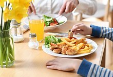Ein Teller mit Chicken-Nuggets und Pommes auf einem Tisch. - Foto: Tobias Hase/dpa/dpa-tmn