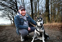 Gabriell (18) liebt seine junge Husky-H&uuml;ndin Akira und hofft nun, dass sie trotzdem bei ihm bleiben darf. - Andreas Fr&uuml;cht