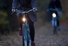 Im Dunkeln mit dem Fahrrad unterwegs - Foto: Tobias Hase