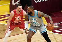 NBA-Superstar LeBron James (r) beim All Star Game. - Ron Schwane/AP/dpa