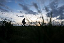 Ein Mann geht spazieren - Marijan Murat/dpa/dpa-tmn