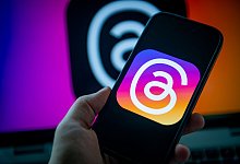 Logo der Meta App Threads auf einem Smartphone - Zacharie Scheurer/dpa-tmn