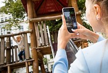 Kinderfotos k&ouml;nnen im Netz schnell in falsche H&auml;nde geraten. Eltern sollten also gut abw&auml;gen, welche Bilder sie auf Social Media zeigen wollen. - Christin Klose/dpa-tmn