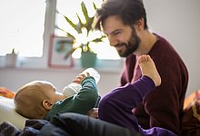 Ein Mann betreut ein Baby - Christin Klose/dpa-tmn/dpa