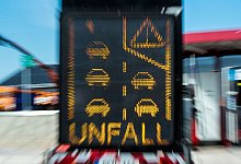 Unfall-Zeichen - Jens B&uuml;ttner/dpa