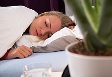 Eine Frau schl&auml;ft in einem Bett - Christin Klose/dpa-tmn