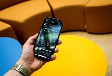 Aktienkurse auf einem Smartphone - Zacharie Scheurer/dpa-tmn