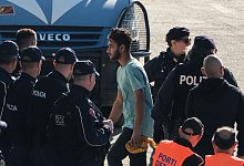 Italiens Migrantenlager in Albanien geht in Betrieb - Vlasov Sulaj/AP