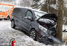 Unfall aufgrund von Schneegl&auml;tte - Kai Osthoff/dpa