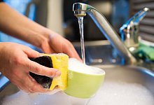 Eine Frau spült eine Tasse ab - Inga Kjer/dpa-tmn