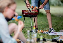 Gruppe grillt im Park - Christoph Soeder/dpa/dpa-tmn