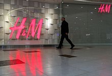 Ein geschlossenes H&M-Geschäft in einem Einkaufszentrum in St. Petersburg. - Stringer/dpa