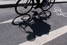 Fahrradweg mit Schatten - Peter Kneffel/dpa