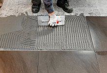 Fliesenleger bei der Arbeit - Markus Scholz/dpa-tmn/dpa