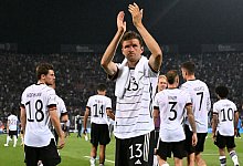Thomas M&uuml;ller bedankt sich nach dem Spiel in Bologna bei den mitgereisten Fans. - Federico Gambarini/dpa