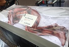 Aktivisten zeigten eine Menschenattrappe unter einer Folie. - Die Linke