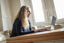 Eine Frau nutzt einen Laptop - Christin Klose/dpa-tmn