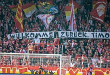«Willkommen zurück, Timo!» Die Fans von Union Berlin freuen sich über die Rückkehr ihres Innenverteidigers. - Andreas Gora/dpa