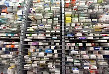 Medikamente im Lager einer Apotheke - Waltraud Grubitzsch/dpa