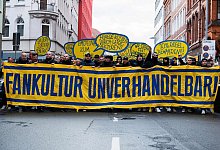 Eintracht Braunschweig Fans demonstrieren - Alicia Windzio/dpa