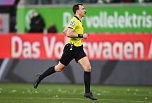 Schiedsrichter Felix Zwayer läuft über das Spielfeld. - Swen Pförtner/dpa