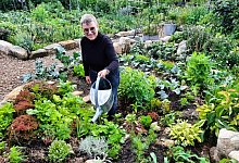 Antje Kr&uuml;ger steht in einem Kraterbeet - Sven-Karsten Kaiser/Antje Kr&uuml;ger/dpa-tmn
