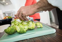 Brokkoli wird geschnitten - Christin Klose/dpa-tmn