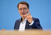 Gesundheitsminister Karl Lauterbach warnt vor einem katastrophalen Herbst, sollten nicht weiter Ma&szlig;nahmen gegen die Corona-Ausbreitung greifen. - Michael Kappeler/dpa