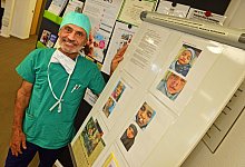 dr-dr-ibrahim-moussa-zeigt-stolz-die-fotos-von-seinem-einsatz-in-somaliland-hier-sollen-in-ein-paar-tagen-die-fotos-aus-mauretanien-hangen - Nicole Ellerbrake