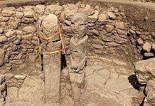 Pr&auml;historische Penis-Statue - Ergin Hava/dpa