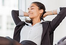 Frau lehnt sich zufrieden zur&uuml;ck - Monique W&uuml;stenhagen/dpa-tmn